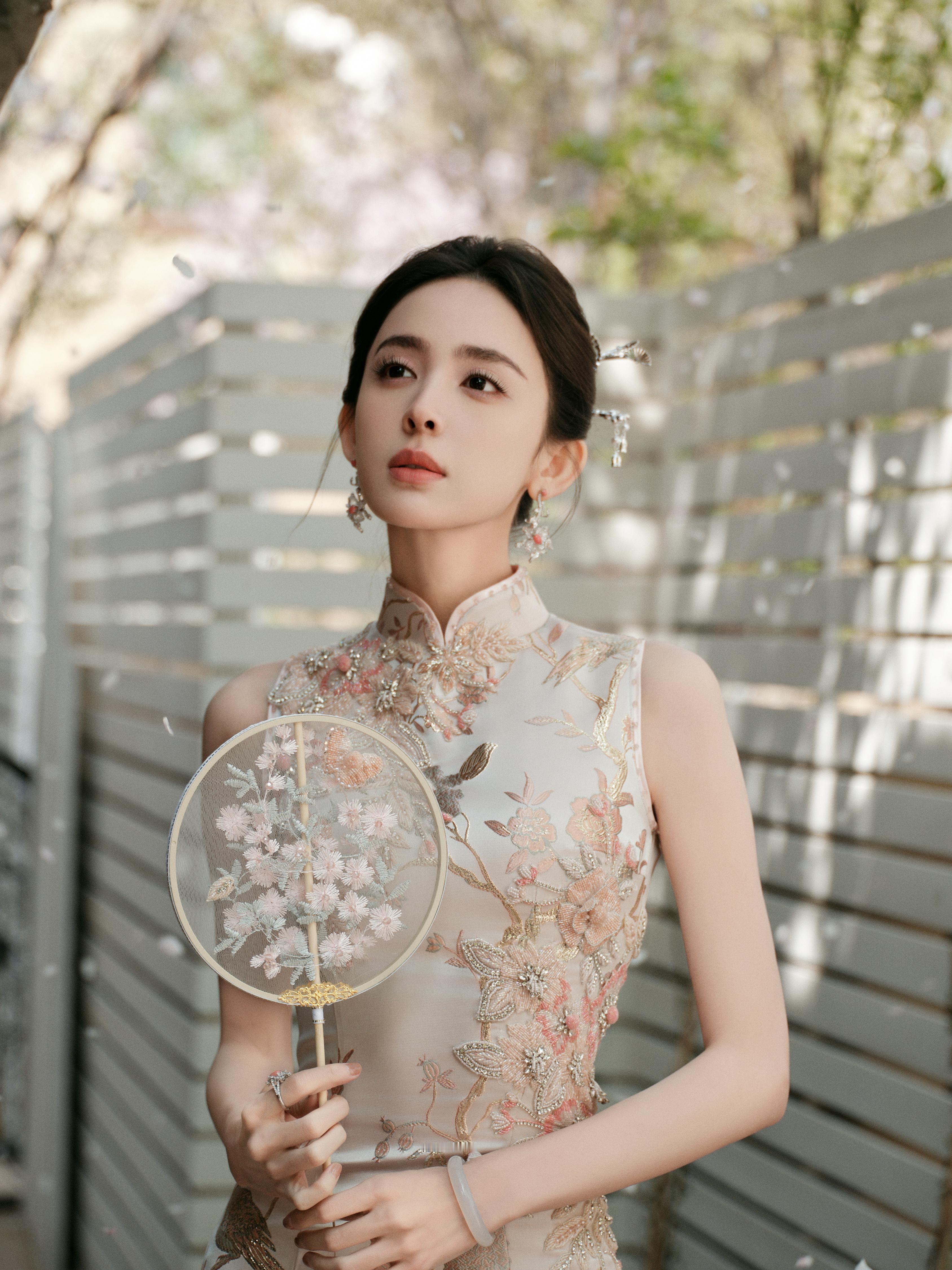 古力娜扎  生日快乐， 旗袍造型#娜扎生日连发三套写真# ​​​