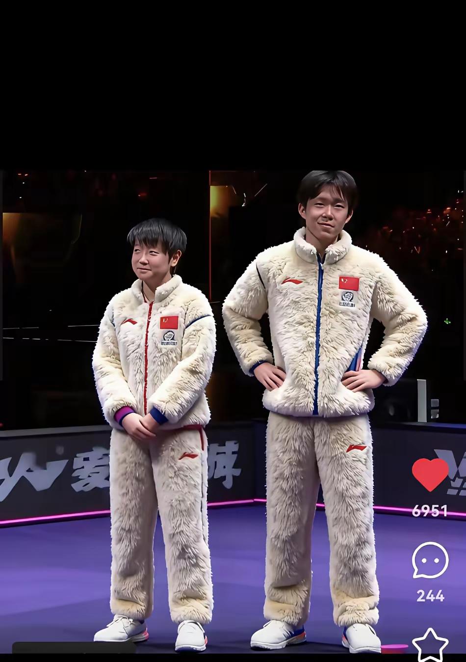 天冷得直搓手？看看莎头这波操作，直接把睡衣穿上台了！
 
可不是随便套的家居服，