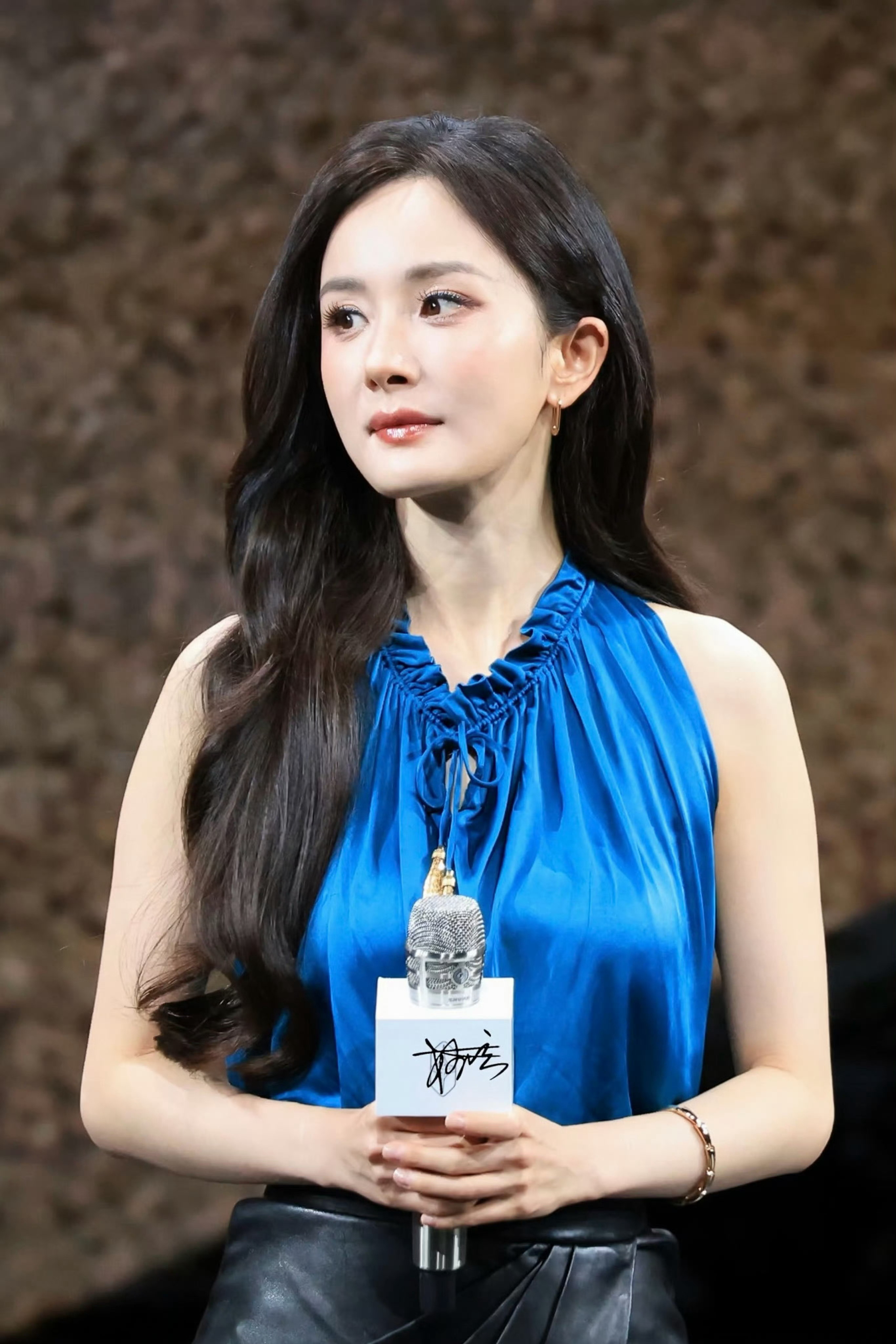 沈腾又忘记扶杨幂了杨幂迈着急促的步伐太可爱了，今晚的活动依旧是状态拉满，主打一个