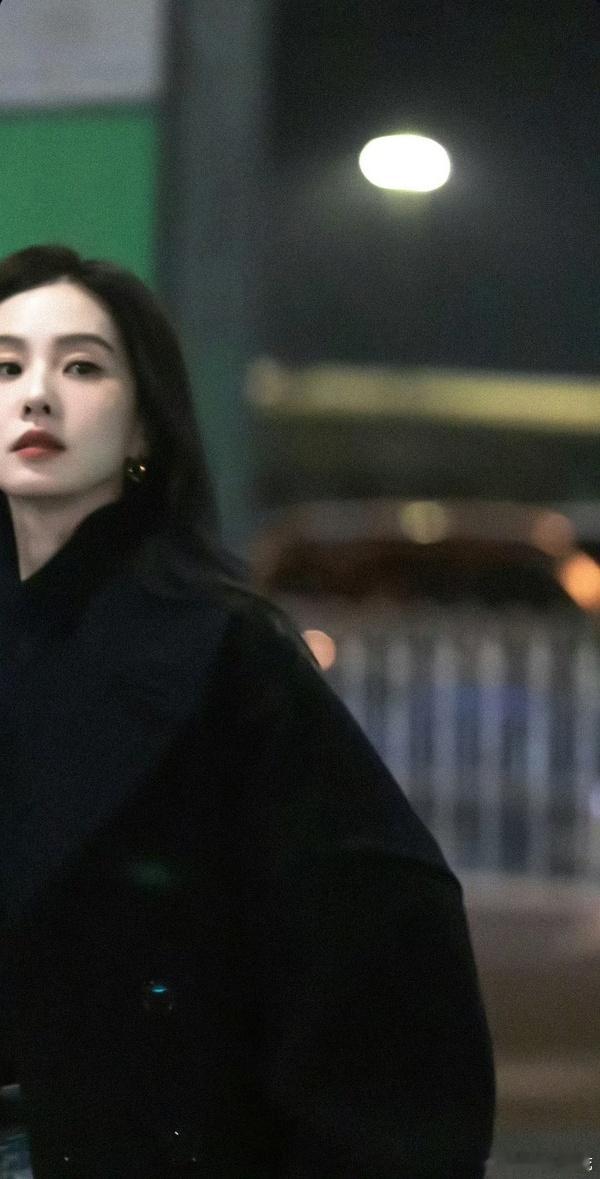 一姐巴黎时装周动图来了，这个刘诗诗好港风好美😍 ​​​