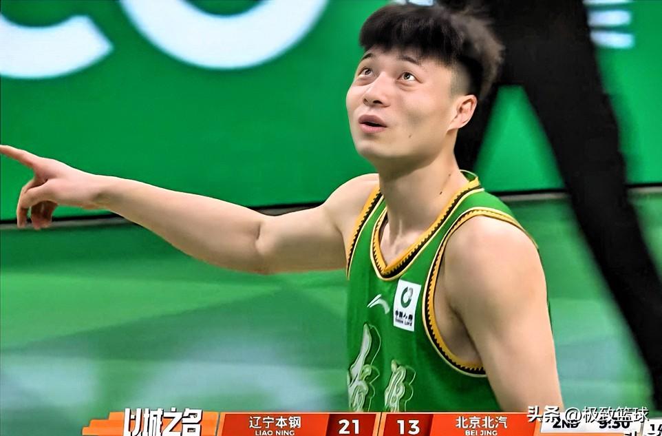 辽宁外线射手鄢手骐成为最亮眼的明星！半场三分5中4砍13分。鄢手骐在首发出战的1
