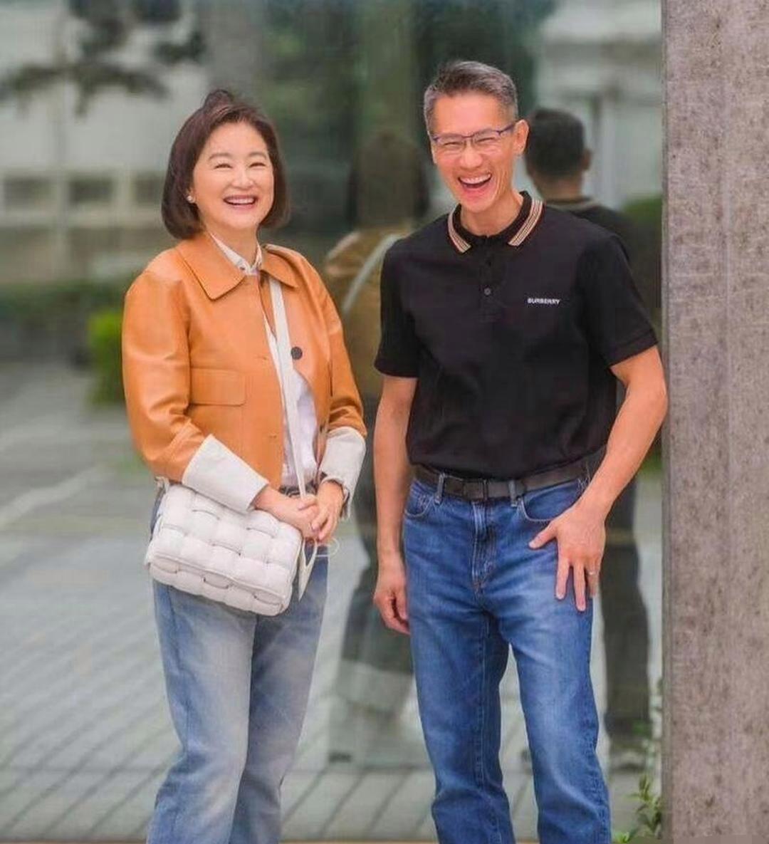 69岁的林青霞晒出与清华大学校长的合影，笑得特别开心。没想到清华校长这么年轻，还