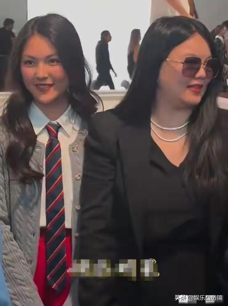 这是一对母女，但说她们是一对姐妹，肯定也有人信吧。
李湘自己又老又胖，胖到脖子几