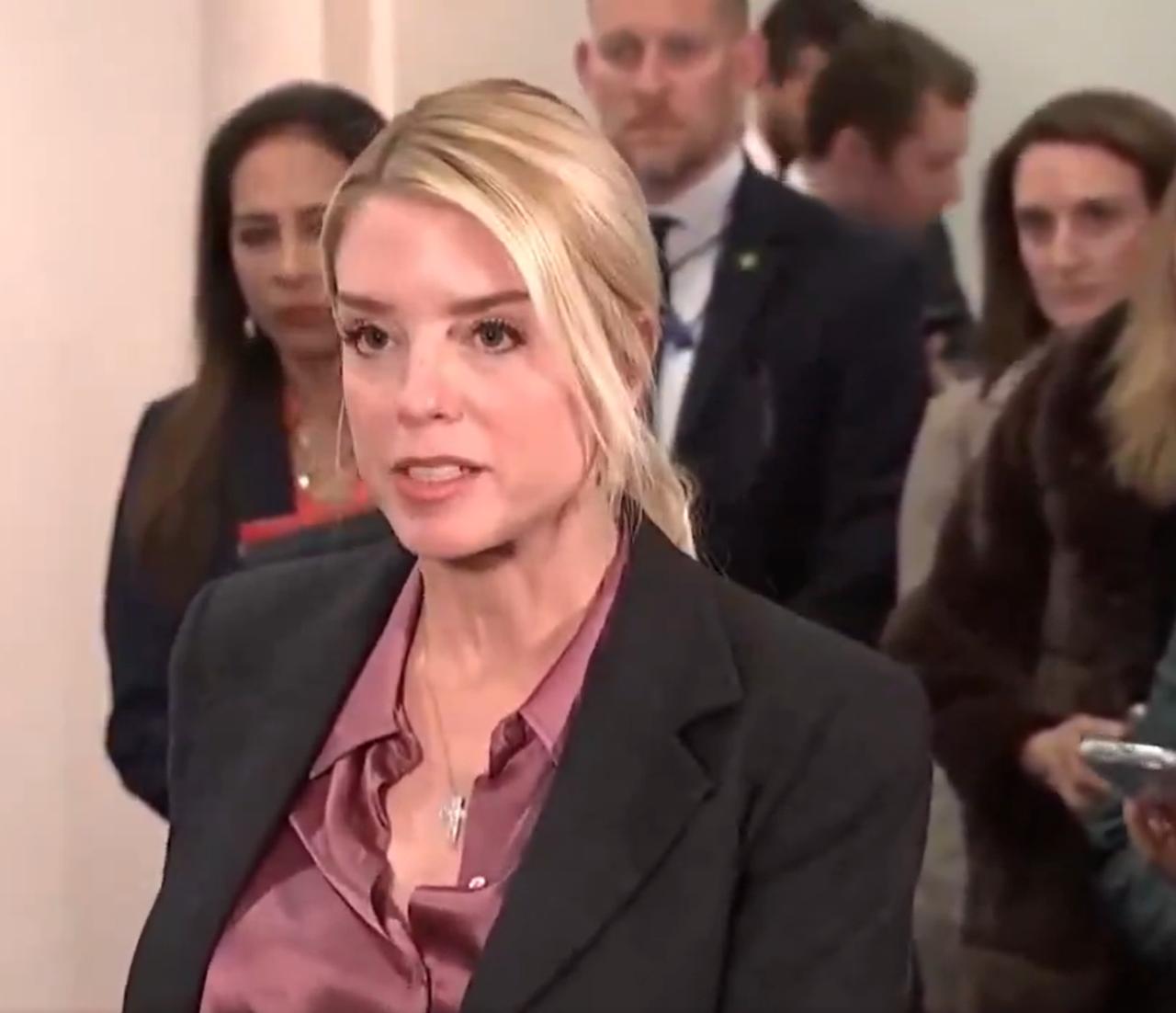 据外媒报道，4月2日老特发表讲话前，
邦迪苦苦哀求不要解雇她， 
然而，他最终还