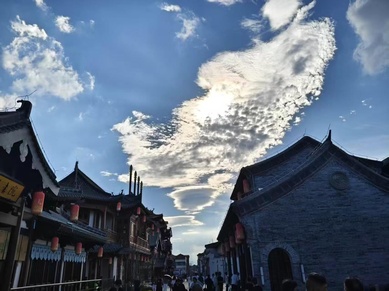 这蓝天配老房子也太绝了吧！你看这云跟棉花糖似的，还透着光，跟画里抠出来的似的~两