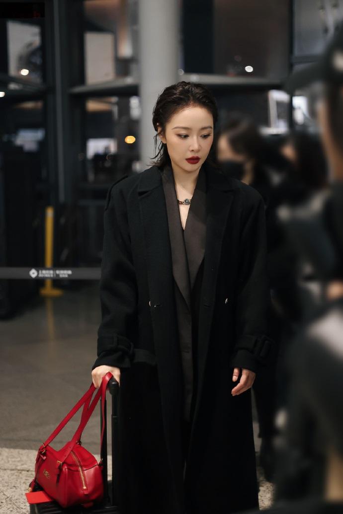 最近高叶现身机场，她这回穿了一身黑色的衣服，看上去特别的时尚，也很有大牌明星范儿