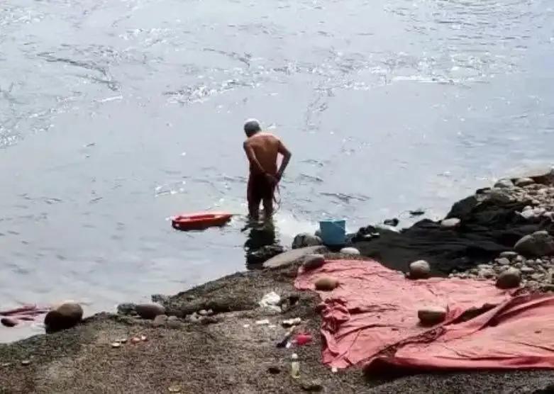 忍无可忍！乐山女子怒曝江边裸泳乱象：辣眼睛一月，谁来守护公共空间？
 
晨跑、瑜