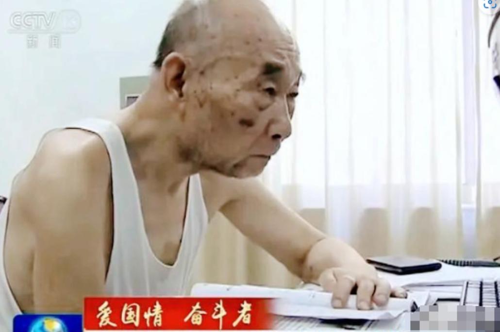 中国导弹为什么如此精准？全靠这位身穿5块钱背心的老人！

他曾经仅用18个月的时