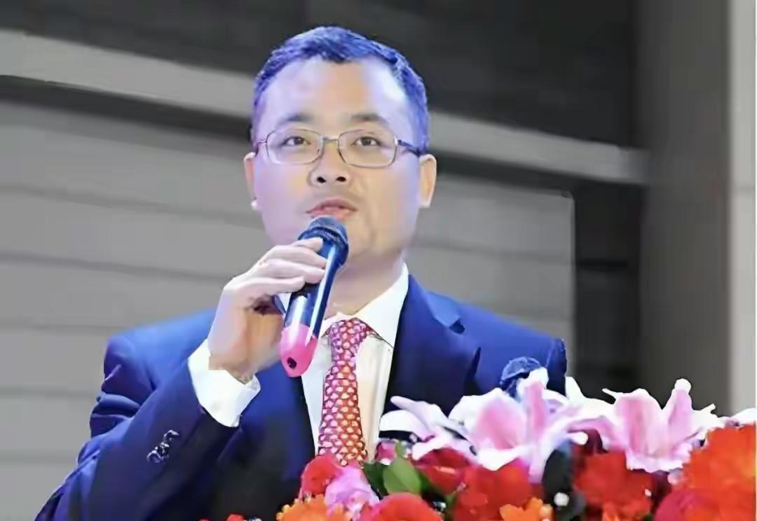 10月16日晚，79岁的曹德旺辞去福耀玻璃董事长职务，55岁的长子曹晖接任，一场