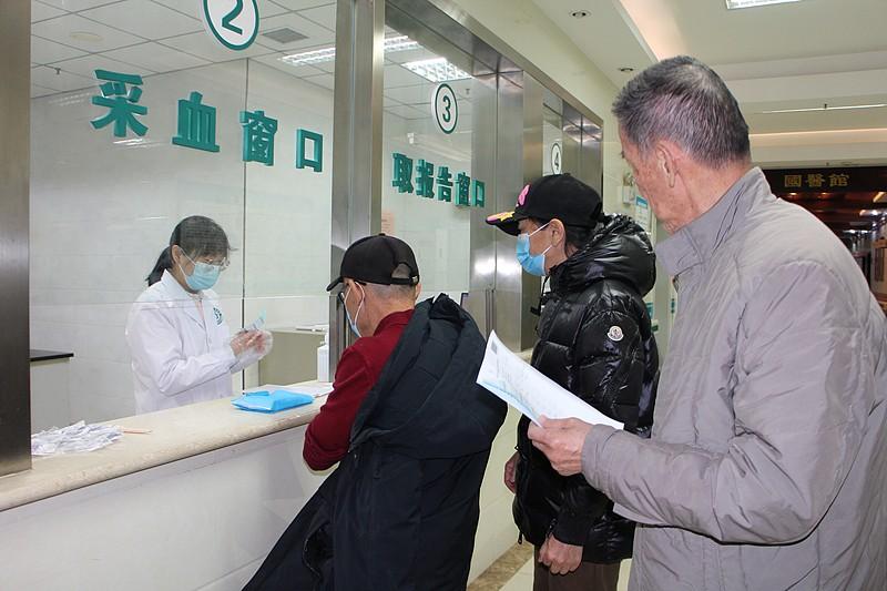 前阵子陪我妈去社区医院做季度体检，旁边坐着个72岁的张叔，退休金每月八千多，住1