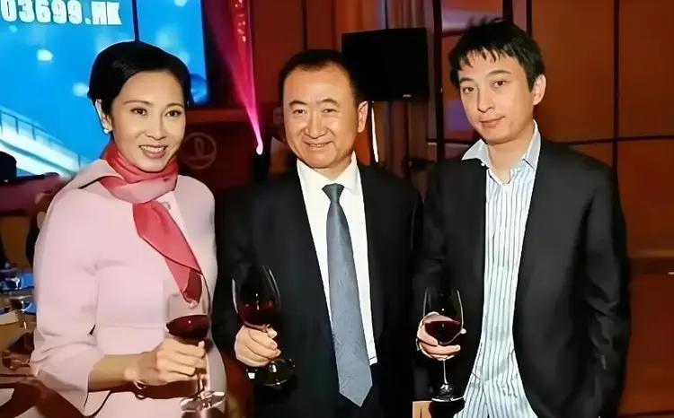 王家父子兴衰浮沉这么多年都得依靠一个女强人，她多次救王健林王思聪父子于水火之中—
