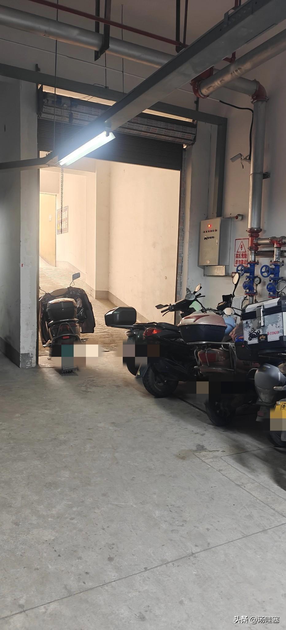 经常会看到这样的人，这是宁德动车站的地下室，然后这个方向是出口，你说世界上总有这