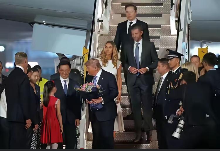 2026特郎普访华，为他献花的13岁中国美丽小女孩，动作稳稳笑容灿烂受到了外宾们