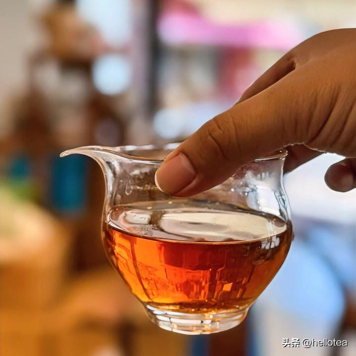 《岁月茶香·鹧鸪天》
叶展杯中似岁痕，浮沉辗转意深存。青瓷慢煮光阴老，沸水轻熬韵