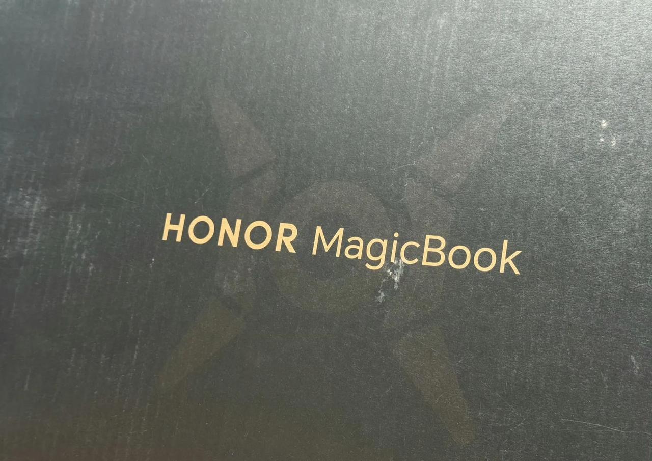 这就是荣耀的新笔记本，荣耀MagicBook Pro 16，这个标志有印象吗？
