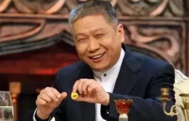 当年，马未都参加一个拍卖会，发现一件“红鹿头”起拍价80万。马未都觉得很便宜，刚