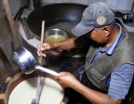 “断人财路？”湖南张家界，一男子经营豆腐作坊大半年后，竟被告知没有许可证禁止生产