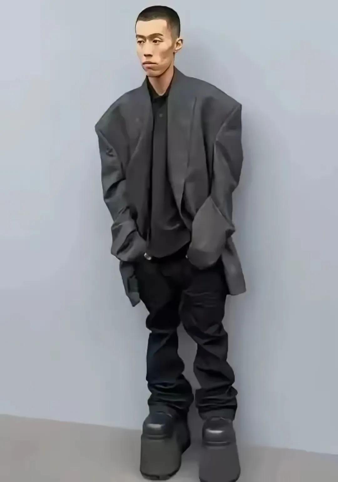 巴黎世家，这到底是故意侮辱中国人呢？还是审美真的有问题？

中国模特周游，身高1
