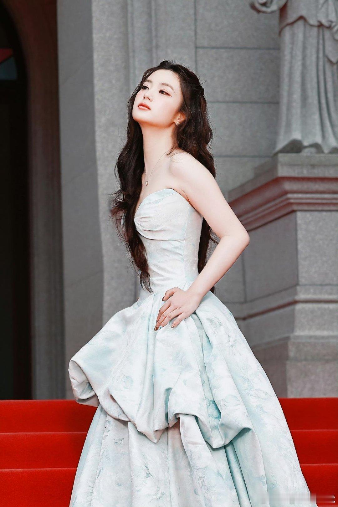 恭喜张雅钦获得文荣奖年度突破演员，国色芳华演的特别特别好[捂嘴哭][捂嘴哭][捂