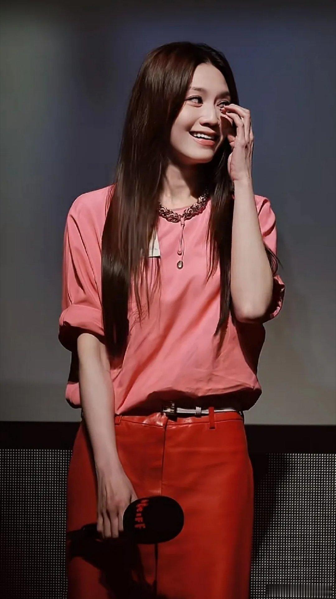 周秀娜最新活动面对近期的绯闻争议，全程状态在线，用自信气场狠狠打脸所有流言太飒了