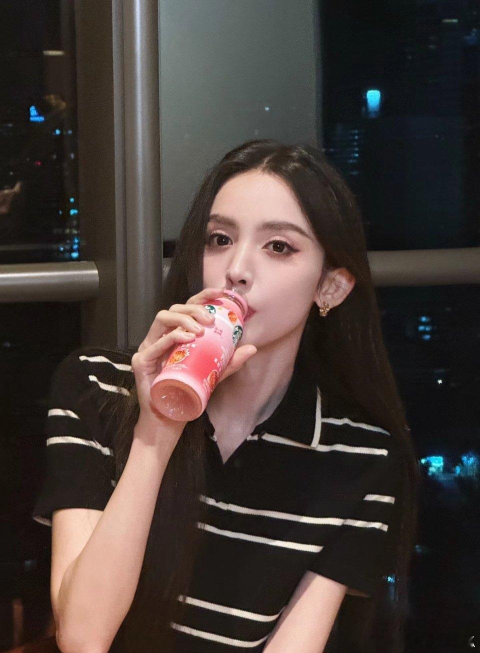 看娜扎真的感觉她美的超前，而且她的照片真的很像是随手一拍，就是这么美 ​​​