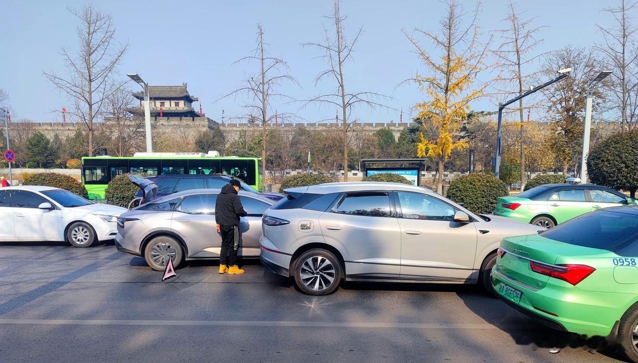 12月10日，西安环城南路西段车流高峰时段突发一起小车侧面擦碰，所幸未造成人员受