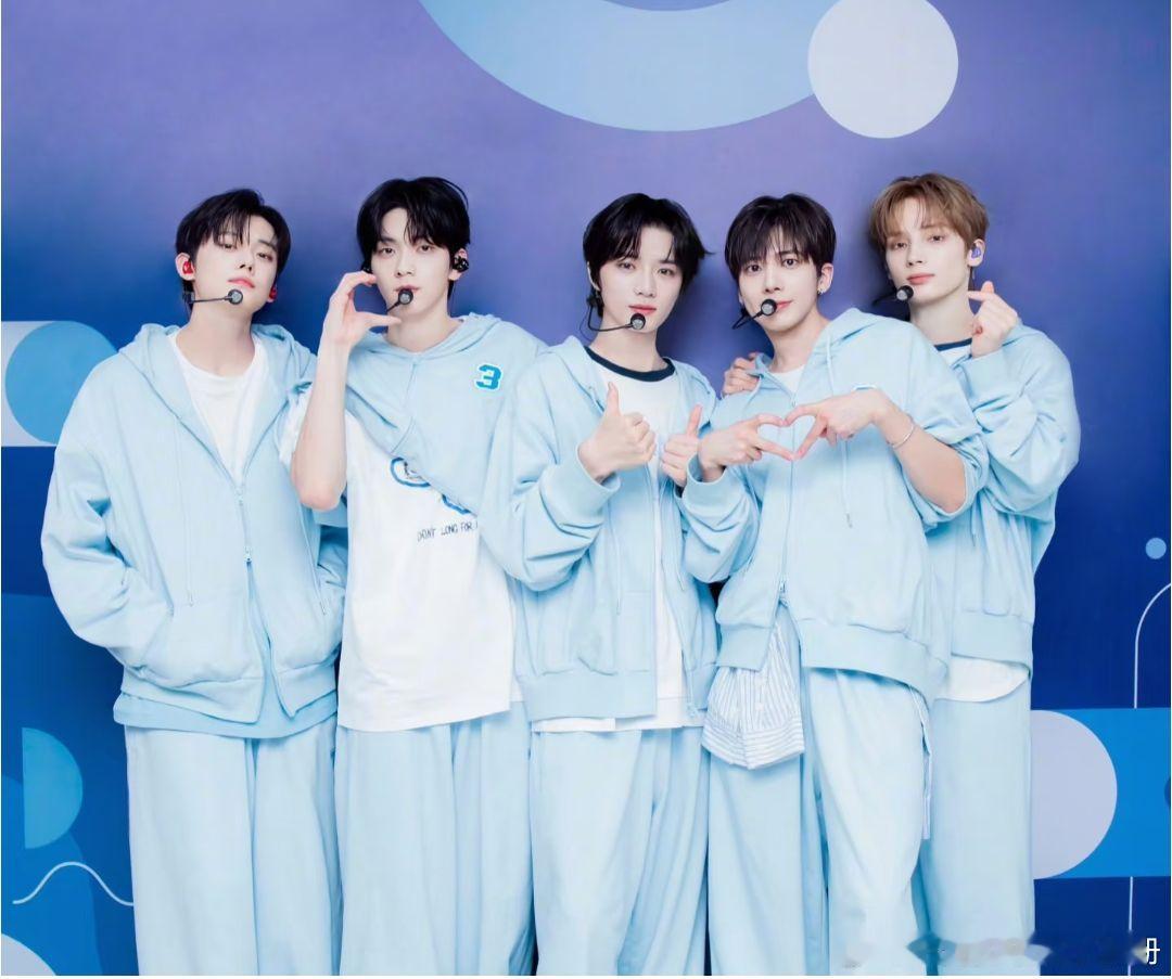 【一克拉】hybe穷到没有新衣服穿了吗 这套衣服档和吐司轮着穿 尬住了 ​​​