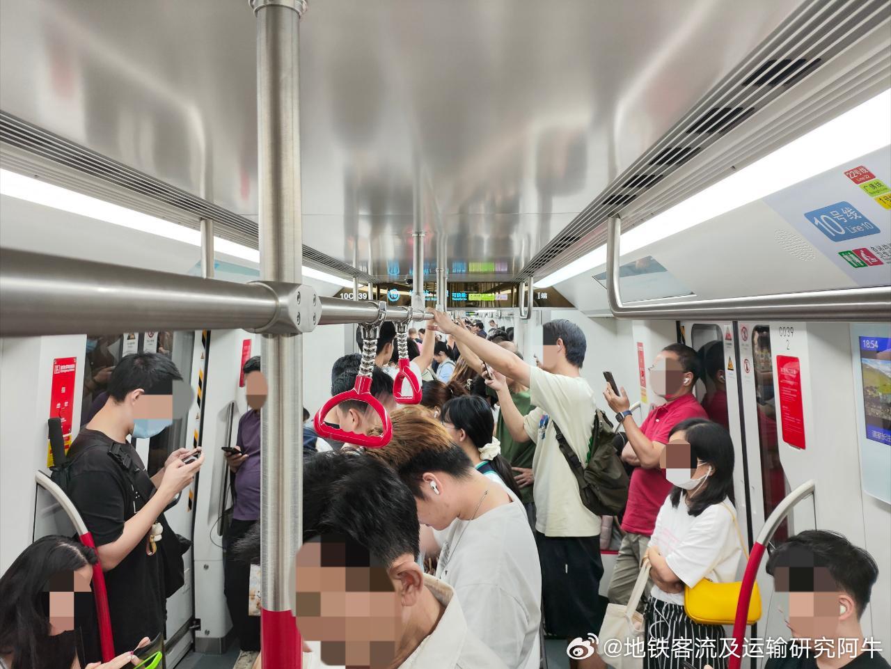 广州地铁网友：2026年8月5日（周三，广州多云，26-33℃）广州地铁晚高峰客
