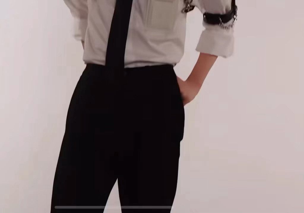 梓渝制服帅得棱角分明，没有技巧就是硬帅，怎么移不开眼睛了啊[爱你]百变梓渝太权威