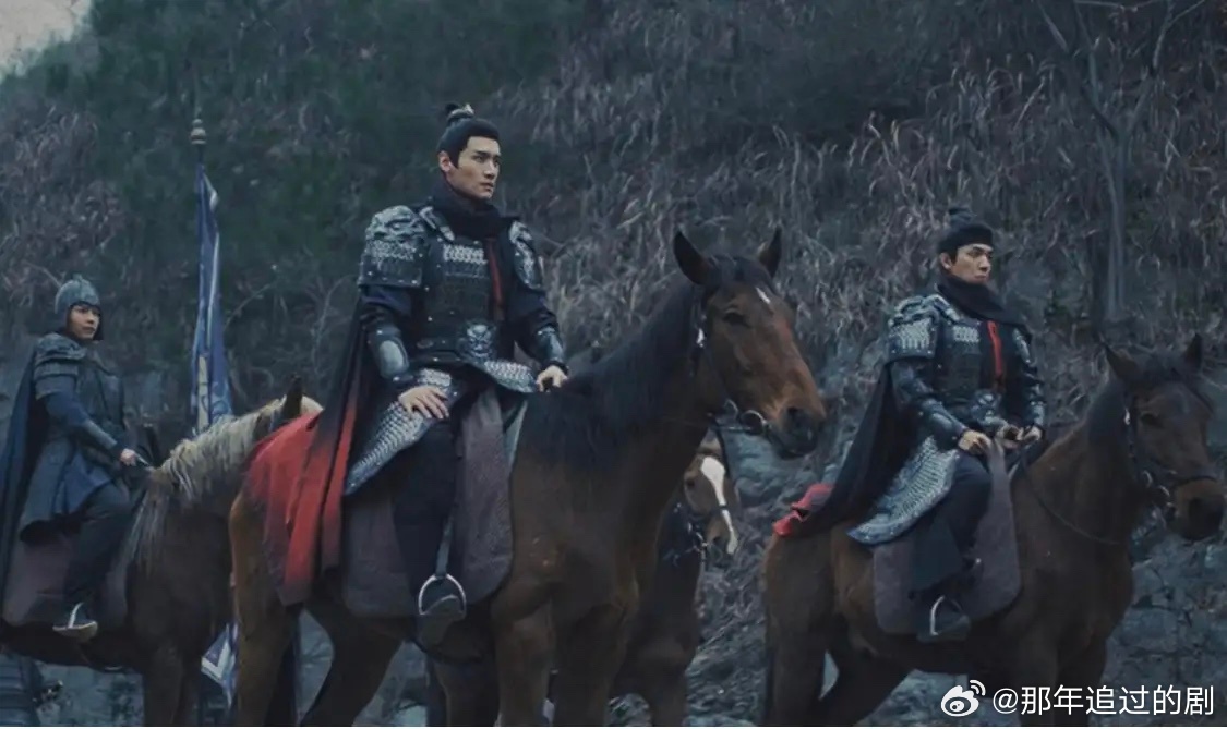 逐玉-导演说为了配合张凌赫的身高，找和他搭戏的都是185cm身高以上，因此我们就