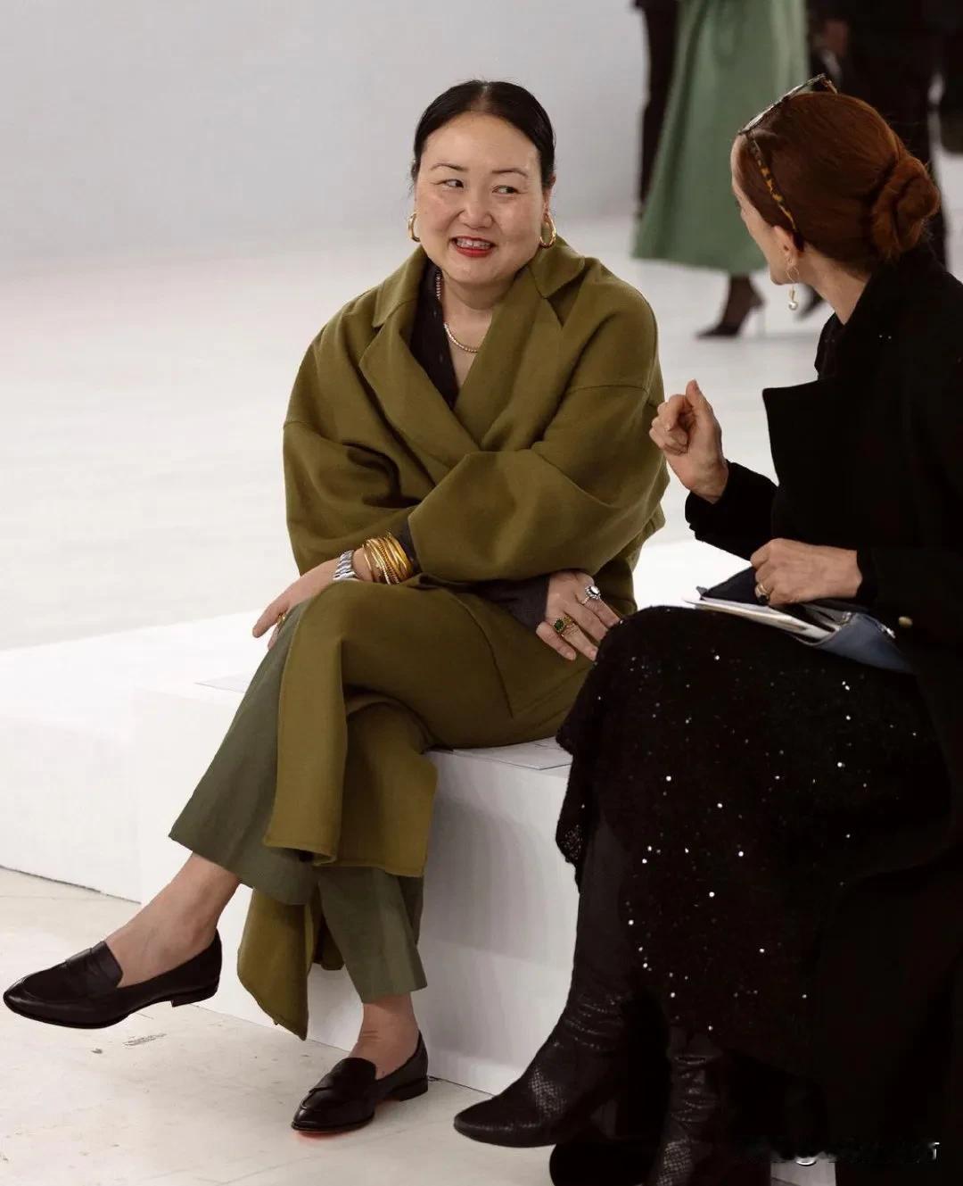 MaxMara 秀场上，看起来贵气十足的客人们 ​！
