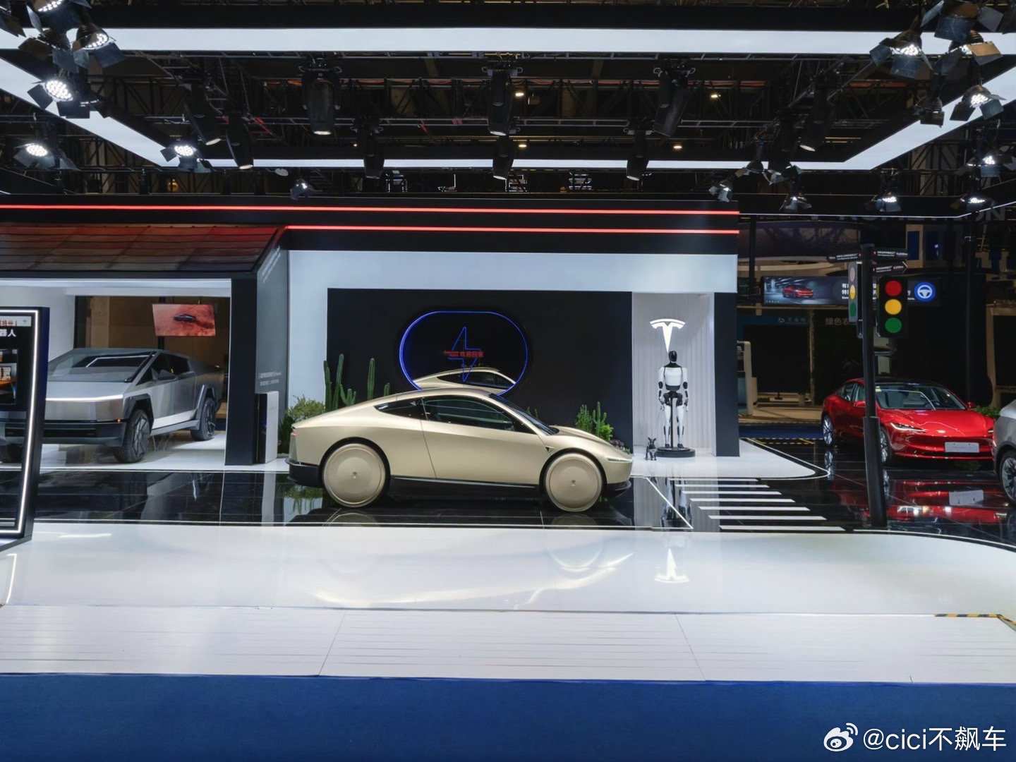 特斯拉的 CyberCab终于在国内亮相了，进博会的一大看点，应该就是这台没有方