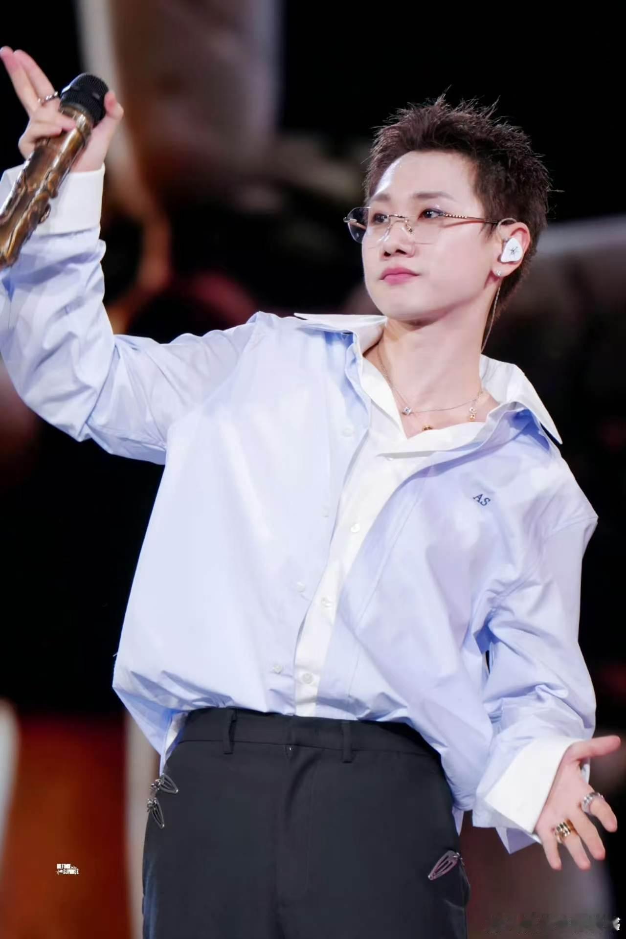 汪苏泷把我送你的雨衣拿走好吗 这句话放在演唱会现场也太有画面感了，像朋友间随口说