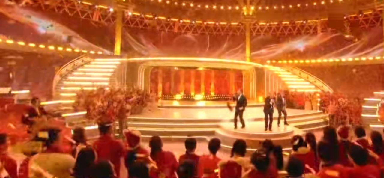 总台春晚舞台上，红金主色调搭配中式窗棂背景，年味与东方美学扑面而来。经典贺岁金曲