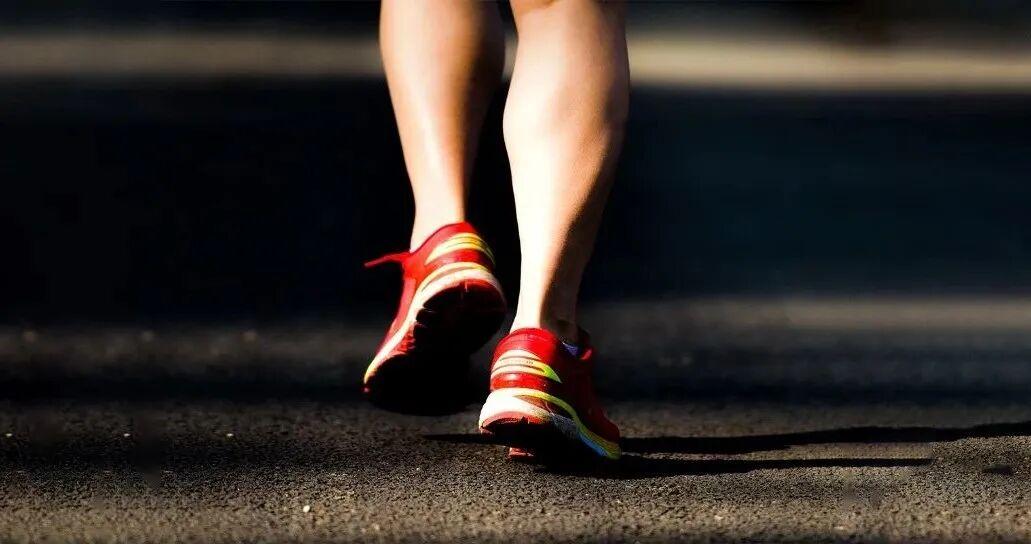 提醒家人：出现这几5种走路姿势，一定要当心！
 
年纪大了，走路姿势不对，不只是