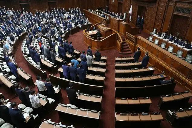 日本众议院要开个啥子表决会，在野党议员竟然集体缺席抗议！

这件有意思的事发生在