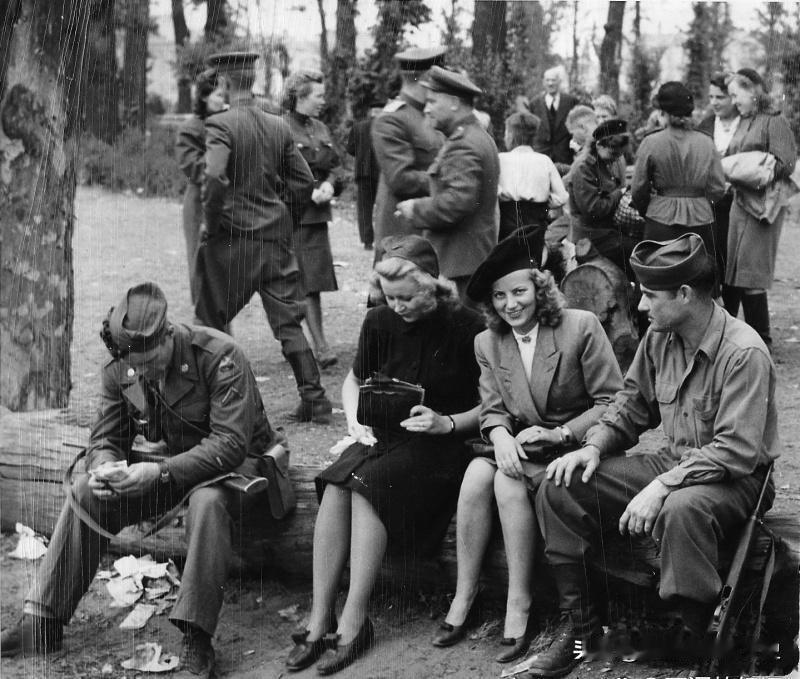 1945年，德国战败之后，在柏林的某公园里，几名德国女孩为了获得物资，不得不强颜