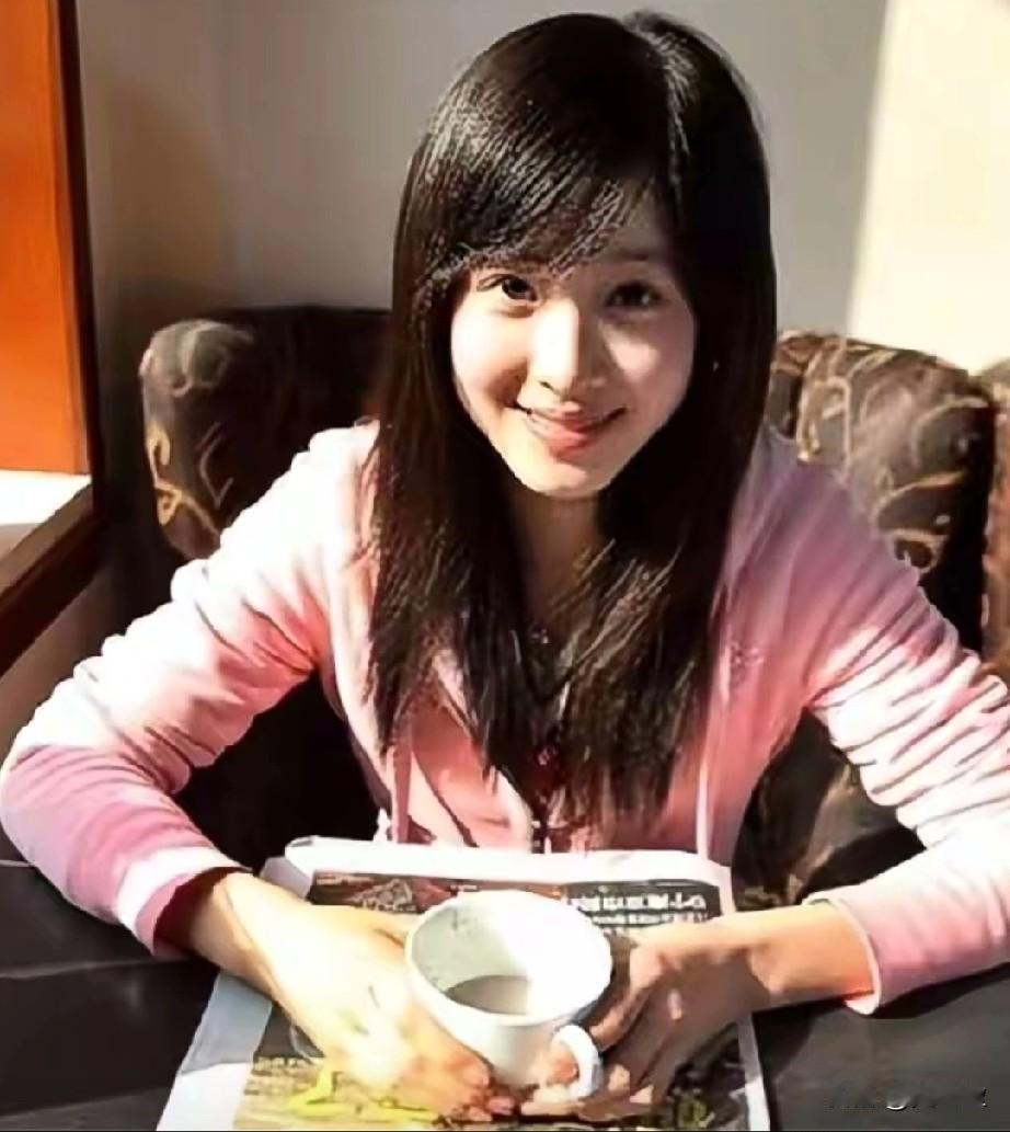 就凭借着这张照片！
章泽天成为了网络达人奶茶妹妹。
她自己也没想到一张照片竟然引