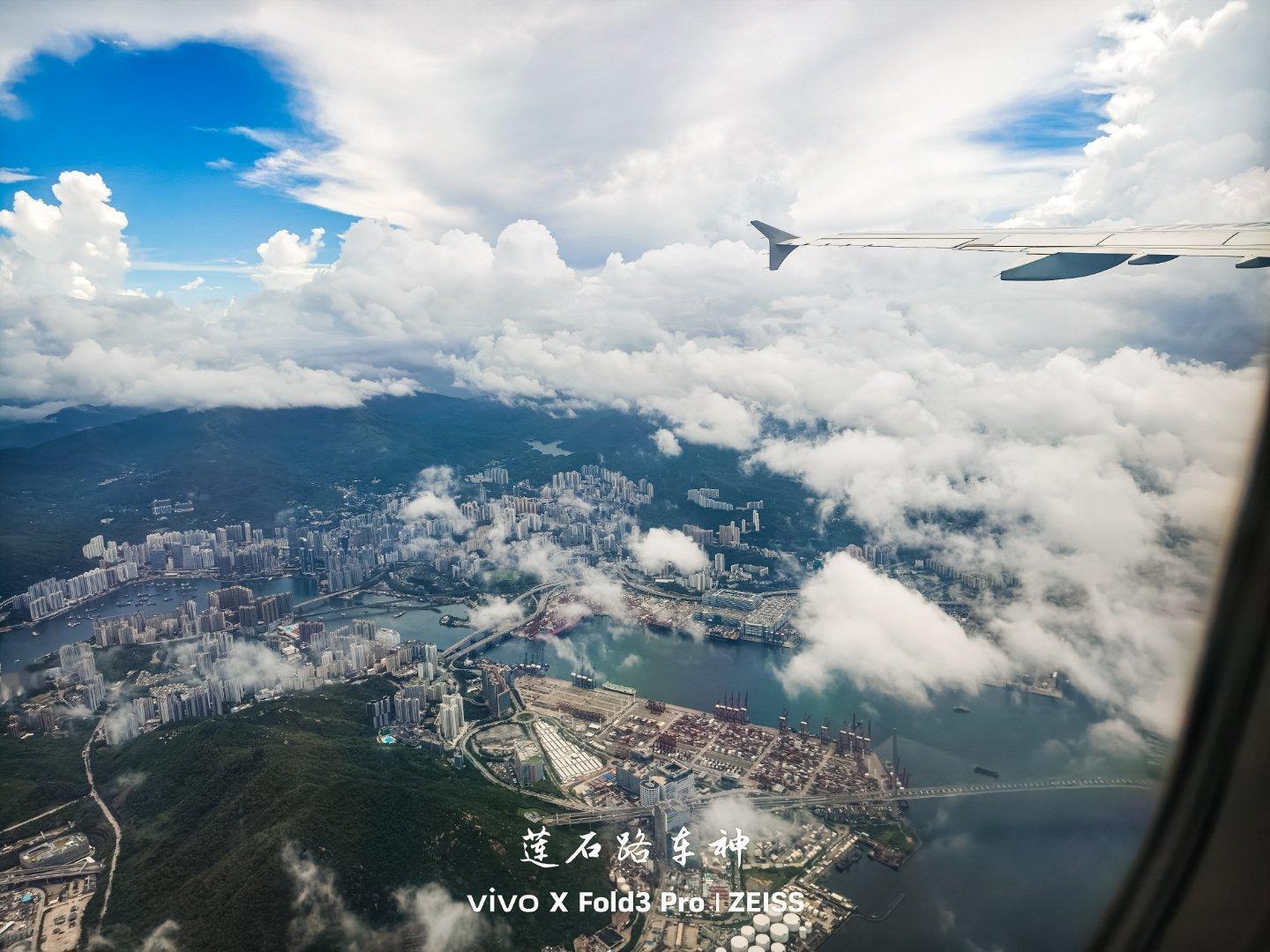 坐飞机靠窗的好处就是能给旅行再多加那么几张风景照[笑而不语][笑而不语][笑而不