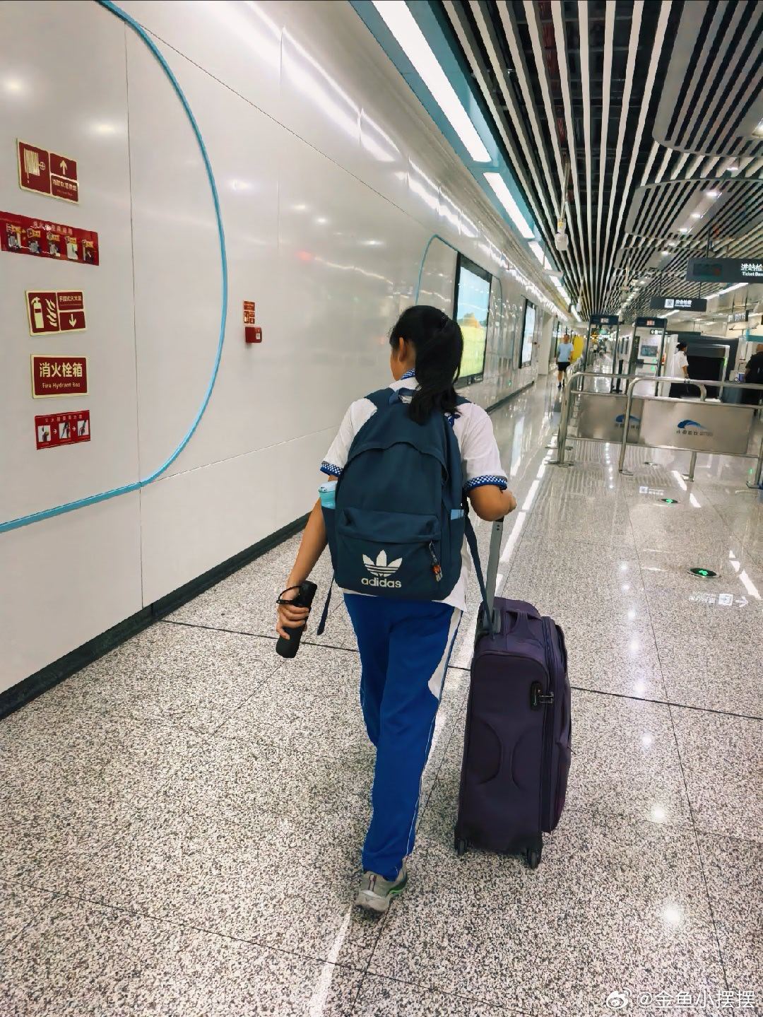 逗比小孩 之前说好了送到家门口地铁站，亲爹听说后，腻腻歪歪地要送到机场，这下鱼姐