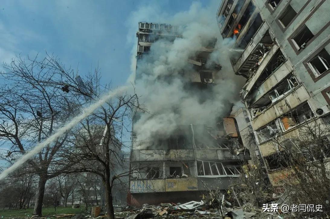 防空警报还没响透，天就塌了！90分钟，8枚重磅炸弹砸下，85栋建筑瞬间化为废墟。