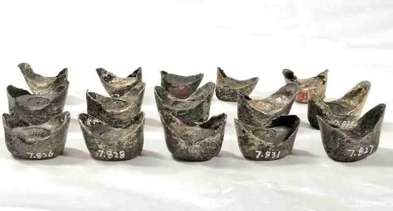 1966年冬天，晚清重臣荣禄之坟茔被挖开。十里八乡传说墓中有黄金拐棍、墓主口里还