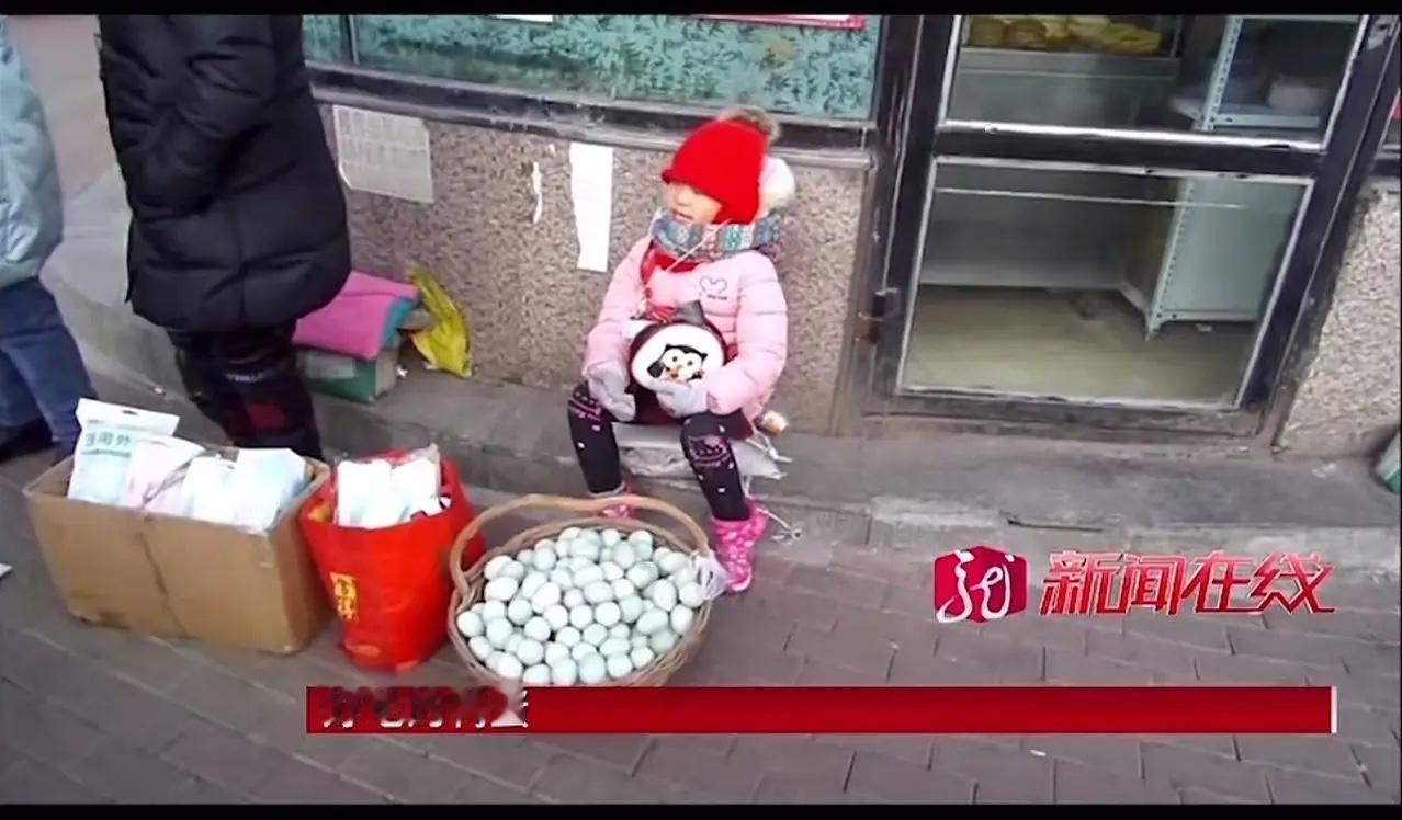 昼夜之间

黑龙江鹤岗的暮色里，总有个瘦小身影蜷缩在街角。玻璃罐里的小乌龟慢慢爬