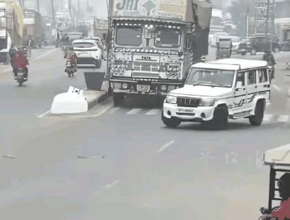 白车没有及时礼让，遭遇覆顶之灾，付出的代价太大了。司机的预判能力和文明驾驶是安全