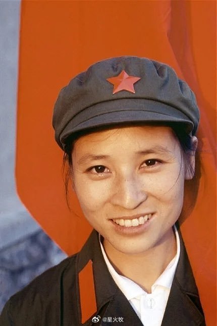 回首峥嵘多少事，清风漫卷忆流芳。 