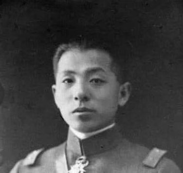 1938年的阳明洞，张学良的日子像口闷锅。
院墙高得能挡住太阳，只有院外那条阳明