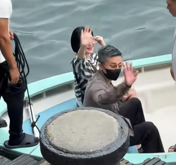 小S老公Mike头发已经白了，不染发的话年龄感确实出来了。小S一家最近去香港，被