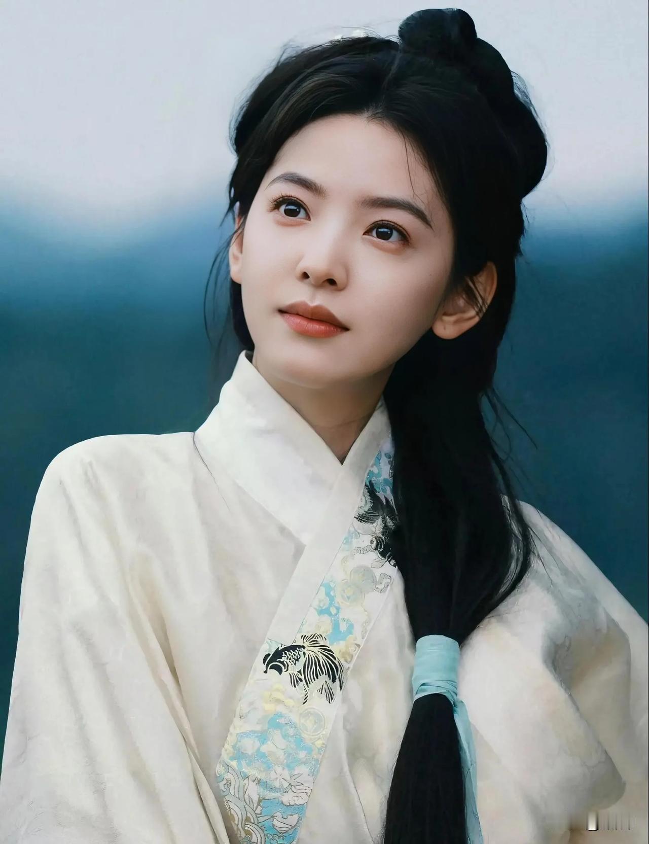 章若楠
可爱又漂亮
有着十八岁少女的天真烂漫
也有着成熟少妇的稳重
章若楠笑起来