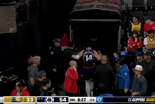 快船可真不能再损失锋线了啊    第二节比赛中，尼德豪泽落地右脚受伤，右腿不能落