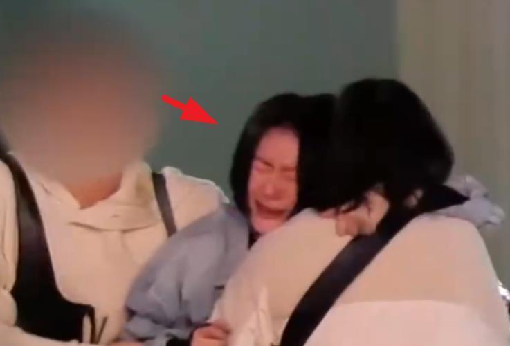 小s街头大哭小S街头嚎啕大哭小S这是怎么了？3月17日晚间，小S在台北的某酒吧里